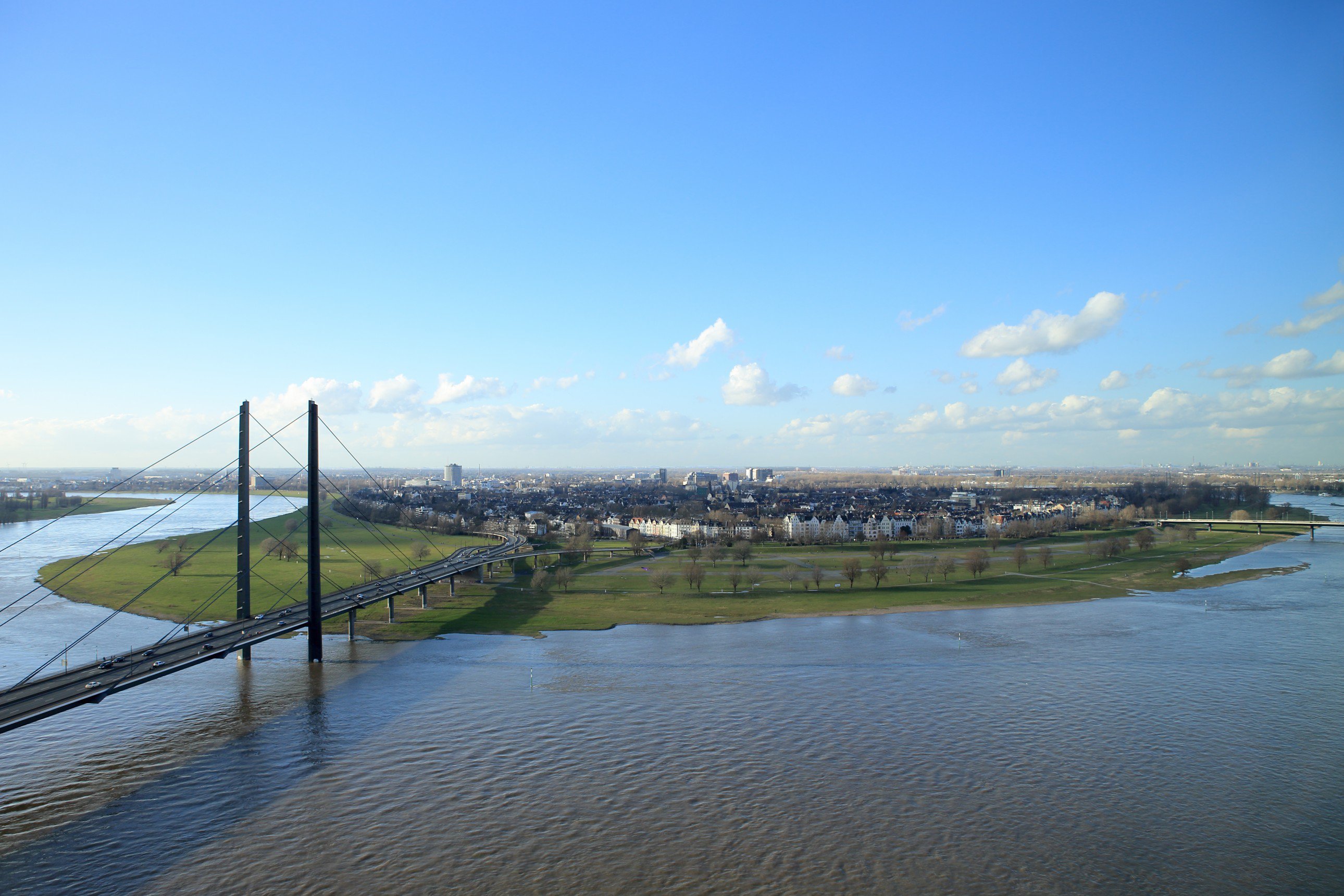 Glückliches Ehepaar vertraut auf Immobilienmakler Muster Immobilien